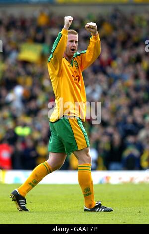 Fußball - Nationwide League Division One - Playoff-Halbfinale - Erstes Bein - Norwich City gegen Wolverhampton Wanderers. Iwan Roberts von Norwich City feiert nach dem Sieg in der ersten Etappe Stockfoto