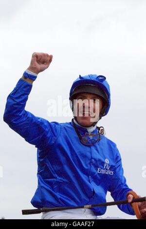 Pferderennen - Newmarket - 1000 Guineas. Frankie Dettori feiert die Kazzia-Fahrt zum Sieg in den Sagitta 1000 Guineas Stockfoto