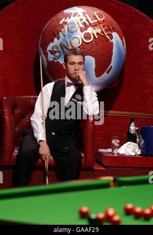 Snooker - Embassy World Championship - Crucible Theatre, Sheffield. Stephen Hendry denkt über seinen Start ins Finale nach Stockfoto