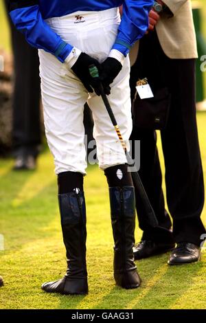 Pferderennen - Martell Grand National - Aintree. Ein Jockey mit seiner Peitsche Stockfoto