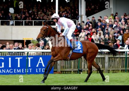 Pferderennen - Newmarket - 1000 Guineas. Dolores unter T. Quinn tritt in den Sagitta 1000 Guineas auf Stockfoto