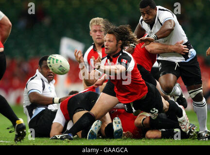 Rugby Union - IRB Rugby-Weltmeisterschaft 2007 - Pool B - Fidschi - Kanada - Millennium Stadium. Kanadas Scrum Half Morgan Williams holt den Ball beim IRB-Weltcup-Spiel im Millennium Stadium, Cardiff. Stockfoto