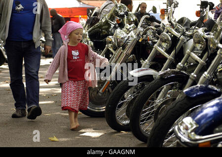 Petra, 5, schaut die Fahrräder als 300 Harley Davidson Motorradfahrer versammeln sich außerhalb der Londoner Great Ormond Street Hospital für Kinder im Rahmen einer Spendenaktion für das Krankenhaus Sonntag, 16. September 2007. (Foto Matt Faber/PA FOTOTERMIN Stockfoto