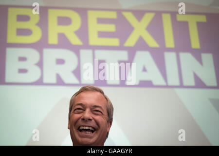 Die UKIP Führer Nigel Farage verkündet, daß er während einer Rede im Emmanuel Centre in London als Parteichef zurücktritt. Stockfoto