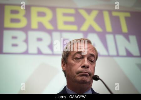 Die UKIP Führer Nigel Farage verkündet, daß er während einer Rede im Emmanuel Centre in London als Parteichef zurücktritt. Stockfoto