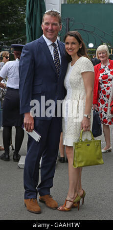 Sir Matthew Pinsent und Frau Demetra kommen am Tag sieben der Wimbledon Championships bei den All England Lawn Tennis and Croquet Club, Wimbledon. Stockfoto