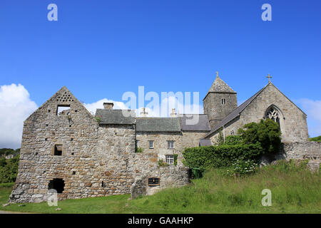 Penmon Priory und die Kirche St Seiriol's, Anglesey, Wales aus dem 12. Jahrhundert Stockfoto