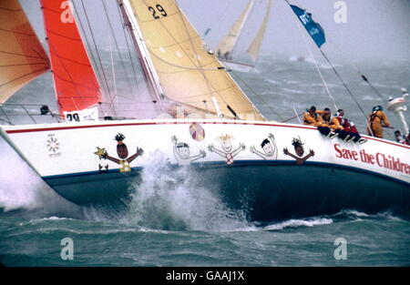 AJAX-NEWS-FOTOS. 1996. SOLENT, ENGLAND. -BT-GLOBALE HERAUSFORDERUNG RENNEN - SPEICHERN DIE KINDER KÄMPFE DURCH SCHWERES WETTER ZU BEGINN DES RENNENS IN DEN SOLENT. FOTO: JONATHAN EASTLAND/AJAX. REF: 960237 / KINDER/BT GLOBAL SPEICHERN Stockfoto