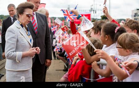 Die Princess Royal, die Öffentlichkeit zu treffen, nachdem sie Red Funnel neue Passagier benannt Fähre Red Jet 6, das erste Schiff seiner Art in Großbritannien in 15 Jahren in Cowes auf der Isle Of Wight gebaut werden. Stockfoto