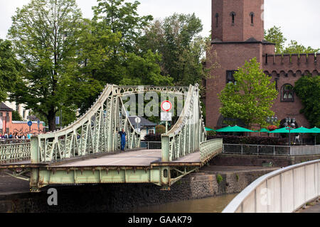 Deutschland, Köln, der Malakoff-Turm und der offenen Swing bridge an der Hafeneinfahrt von Rheinau-Hafen, diese Brücke ist die ol Stockfoto