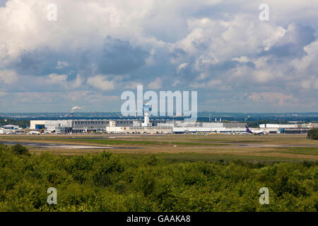 Deutschland, Troisdorf, Nordrhein-Westfalen, Wolken über der Aircargo-Hub am Flughafen Köln Bonn. Stockfoto