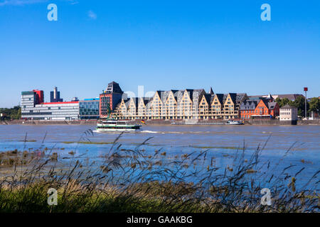 Deutschland, Köln, Blick über den Rhein zum Bürogebäude in Rheinau-Hafen Stockfoto
