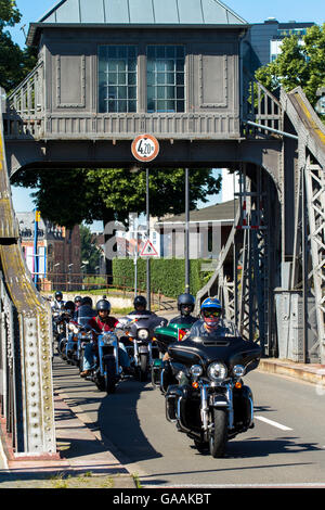 Deutschland, Köln, Biker auf der Pivot-Brücke am Hafen im Stadtteil Deutz. Stockfoto