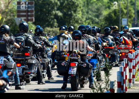 Deutschland, Köln, Biker im Stadtteil Deutz. Stockfoto