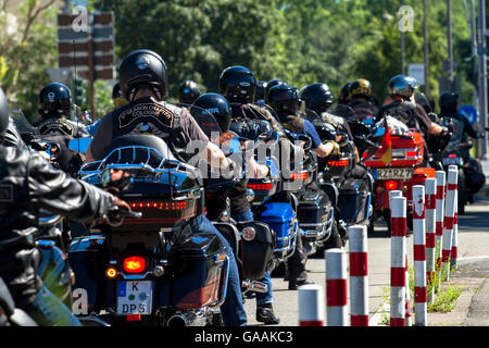 Deutschland, Köln, Biker im Stadtteil Deutz. Stockfoto