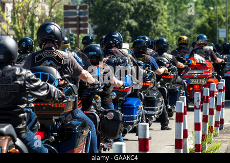 Deutschland, Köln, Biker im Stadtteil Deutz. Stockfoto