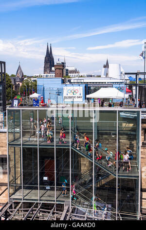 Deutschland, Köln, deutschen Sport und Olympiamuseum am Rheinau-Hafen, im Hintergrund die Kathedrale. Stockfoto