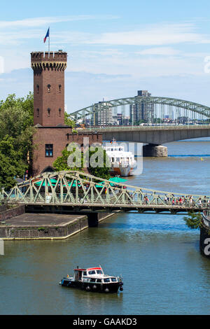 Deutschland, Köln, der Malakoff-Turm und die Drehbrücke an der Hafeneinfahrt von Rheinau-Hafen. Stockfoto