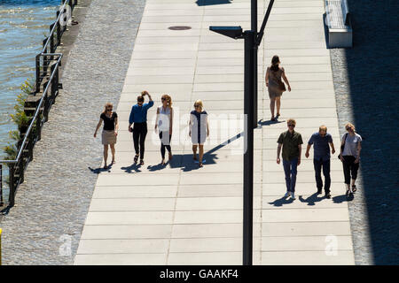 Deutschland, Köln, Walker auf der Promenade in Rheinauhafens. Stockfoto