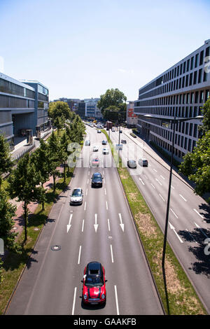 Deutschland, Köln, die Straße Holzmarkt, auf der linken Seite das RheinauArtOffice am Rheinau-Hafen, Büro des Microsoft North Rhine Stockfoto