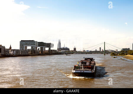 Deutschland, Nordrhein-Westfalen, Köln, Containerschiff auf dem Rhein, im Hintergrund die Kran-Häuser auf der Rheinau Stockfoto