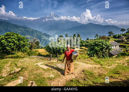 Nepalesische Frau vor ihrem Haus in den Himalaya-Bergen in der Nähe von Pokhara Stockfoto