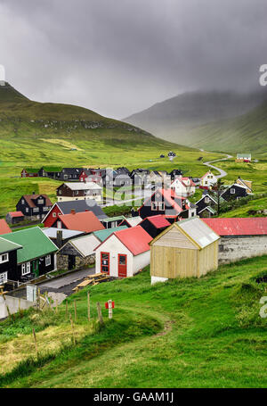 Malerischen Dorf Gjogv mit typisch bunten Häusern auf der Insel Eysturoy, Färöer, Dänemark Stockfoto