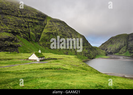 Kleine Dorfkirche in Saksun und einem nahe gelegenen See befindet sich auf der Insel Streymoy, Färöer-Inseln, Dänemark Stockfoto