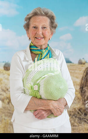 lächelnde senior Woman with Landleben genießen Stockfoto