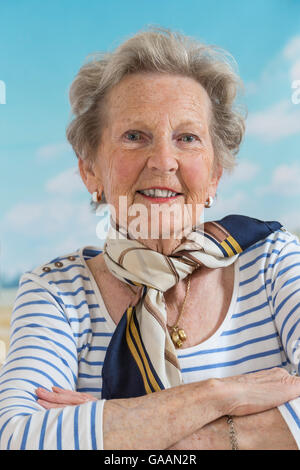 Porträt der glückliche ältere Frau im Wohnzimmer Stockfoto