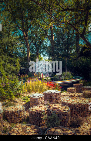 Ein Schaugarten im RHS Chelsea Flower show, der Brewin Dolphin Garten - ewig Freefolk entworfen von Rosy Hardy. Stockfoto