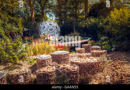 Ein Schaugarten auf die RHS Chelsea Flower Show 2016, The Brewin Dolphin Garden - Forever Freefolk von Rosy Hardy entworfen. Stockfoto