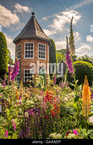 Ein Schaugarten auf die RHS Chelsea Flower Show, Harrods britische Exzentriker Garten, entworfen von Diarmund Gavin. Stockfoto