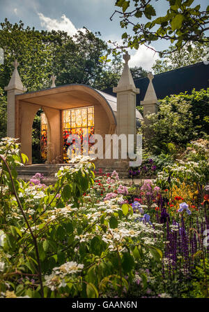 Ein Schaugarten im RHS Chelsea Flower show, Gottes Own County - ein Garten für Yorkshire, entworfen von Matthew Wilson. Stockfoto