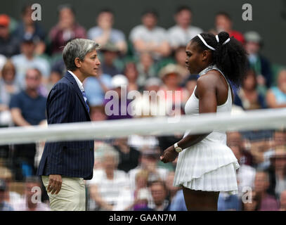 Serena Williams spricht um Stuhl Schiedsrichter Marija Cicak nach sie das Gericht am Tag inspizieren sieben der Wimbledon Championships bei den All England Lawn Tennis and Croquet Club, Wimbledon. Stockfoto