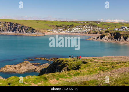 Mit Blick auf Challaborough Bay und seine Wohnmobil-Parks von Burgh Island, South Devon, England, UK Stockfoto