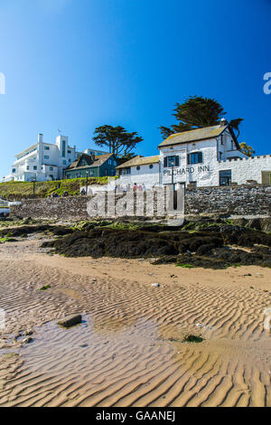 Art-deco-Stil Hotel und historische Sardelle Gasthaus aus dem Jahre 1336 auf Burgh Island, South Devon, England, UK Stockfoto