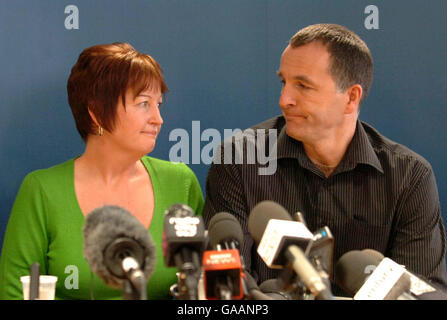 Melanie und Stephen Jones, Eltern des ermordeten Schuljungen Rhys, bei einer Pressekonferenz in Liverpool, wo sie ihr Plädoyer für Informationen über den Tod ihres Sohnes erneuerten. Stockfoto