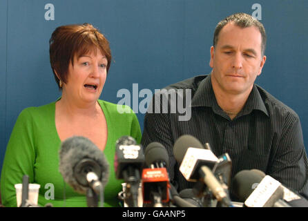 Melanie und Stephen Jones, Eltern des ermordeten Schuljungen Rhys, bei einer Pressekonferenz in Liverpool, wo sie ihr Plädoyer für Informationen über den Tod ihres Sohnes erneuerten. Stockfoto