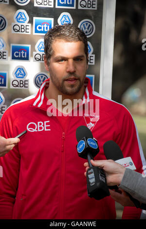 Sydney, Australien. 4. Juli 2016. The Sydney Swan's Lance Franklin spricht zu den Medien bei der Vorstellung des Aktionsplans ihre Versöhnung zusammen mit Dane Rampe, die den Club RAP Ausschuss angehören. Der Start fiel mit der City of Sydney NAIDOC Woche feiern im Hyde Park. © Hugh Peterswald/Pacific Press/Alamy Live-Nachrichten Stockfoto