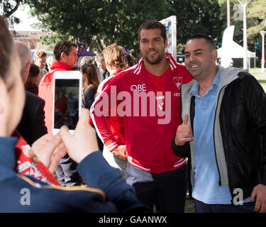 Sydney, Australien. 4. Juli 2016. The Sydney Swan's Lance Franklin begrüßt Fans bei der Vorstellung des Aktionsplans ihre Versöhnung zusammen mit Dane Rampe, die den Club RAP Ausschuss angehören. Der Start fiel mit der City of Sydney NAIDOC Woche feiern im Hyde Park. © Hugh Peterswald/Pacific Press/Alamy Live-Nachrichten Stockfoto