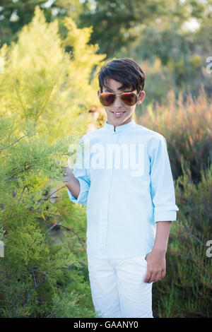 Portrait eines niedlichen Jungen auf dem Hintergrund der Natur Stockfoto