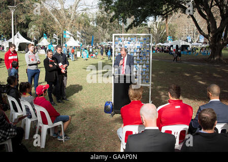 Sydney, Australien. 4. Juli 2016. Die Sydney Swans Swans CEO und Managing Director Andrew Ireland spricht zu den Medien bei der Vorstellung des Aktionsplans ihre Versöhnung zusammen mit Spielern Lance Franklin und Dane Rampe, die den Club RAP Ausschuss angehören. Der Start fiel mit der City of Sydney NAIDOC Woche feiern im Hyde Park. © Hugh Peterswald/Pacific Press/Alamy Live-Nachrichten Stockfoto