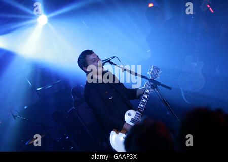 James Dean Bradfield von den Manic Street Preachers tritt während der Vodafone Live Music Awards 2007 in der Brompton Hall, Earls Court, London, SW5 auf. Stockfoto