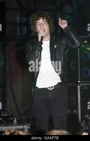 Matt Bowman of the Pigeon Detectives tritt bei den Vodafone Live Music Awards 2007 in der Brompton Hall, Earls Court, London, SW5 auf. Stockfoto