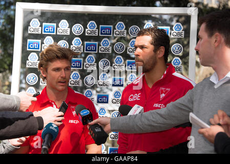 Sydney, Australien. 4. Juli 2016. Die Sydney Swans Dane Rampe spricht zu den Medien bei der Vorstellung des Aktionsplans ihre Versöhnung zusammen mit Spielern Lance Franklin und Dane Rampe, die den Club RAP Ausschuss angehören. Der Start fiel mit der City of Sydney NAIDOC Woche feiern im Hyde Park. © Hugh Peterswald/Pacific Press/Alamy Live-Nachrichten Stockfoto