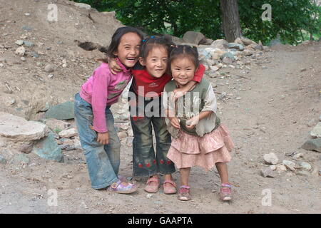 Gruppe der lokalen Kinder lächeln, in der Nähe von Lantsang Mekong Fluss, Berg Kawakarpo, Meri Snow Mountain National Park, Provinz Yunnan, China. Stockfoto