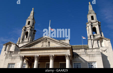 Die Unionsflagge über der Leeds Civic Hall fliegt heute auf halber Mast, um den Tod der an Krebs erkrankten Sterbehilfe und Spendenaktion für wohltätige Zwecke, Jane Tomlinson, zu markieren. Stockfoto