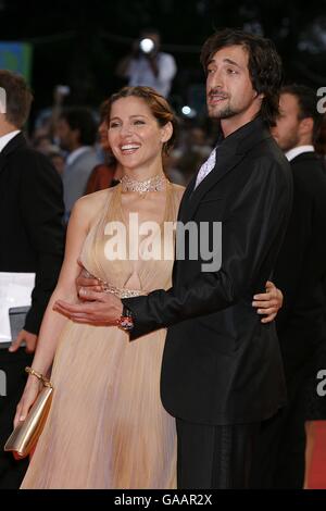 Adrien Brody und seine Freundin Elsa Pataky kommen zur Premiere des Films 'The Darjeeling Limited' auf den Filmfestspielen in Venedig in Italien Stockfoto