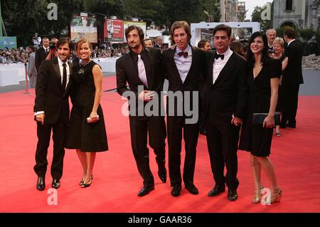 (Links-rechts) Jason Schwartzman und Gast, Adrien Brody, Regisseur Wes Anderson, Roman Coppola und Gast und Bill Murray kommen zur Premiere des Films 'The Darjeeling Limited' auf den Filmfestspielen in Venedig in Italien Stockfoto